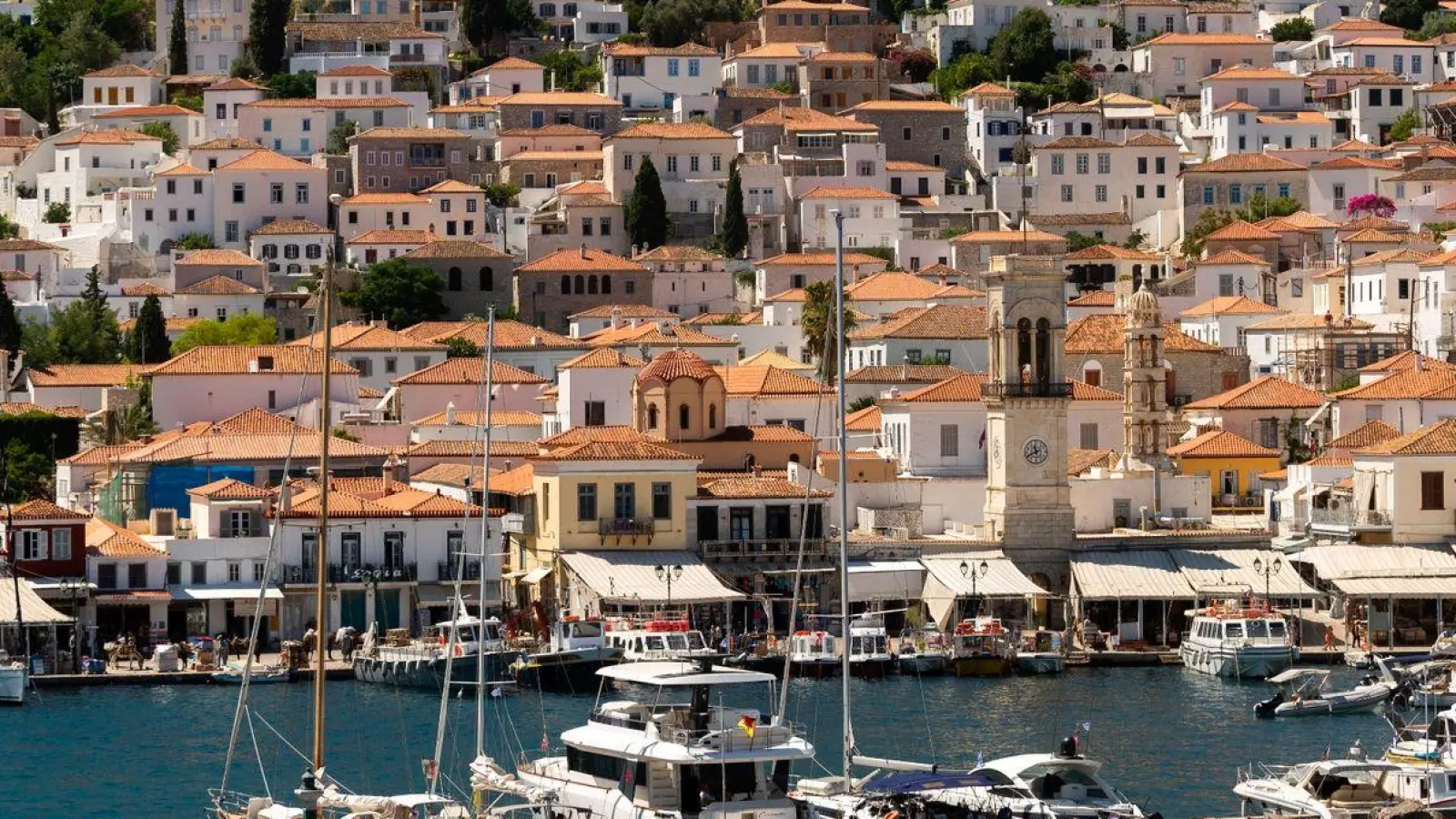 Die Insel Hydra liegt 65 Kilometer südwestlich von Athen. Der einzige Pinienwald der Insel brannte. (Foto: Angelos Tzortzinis/dpa)