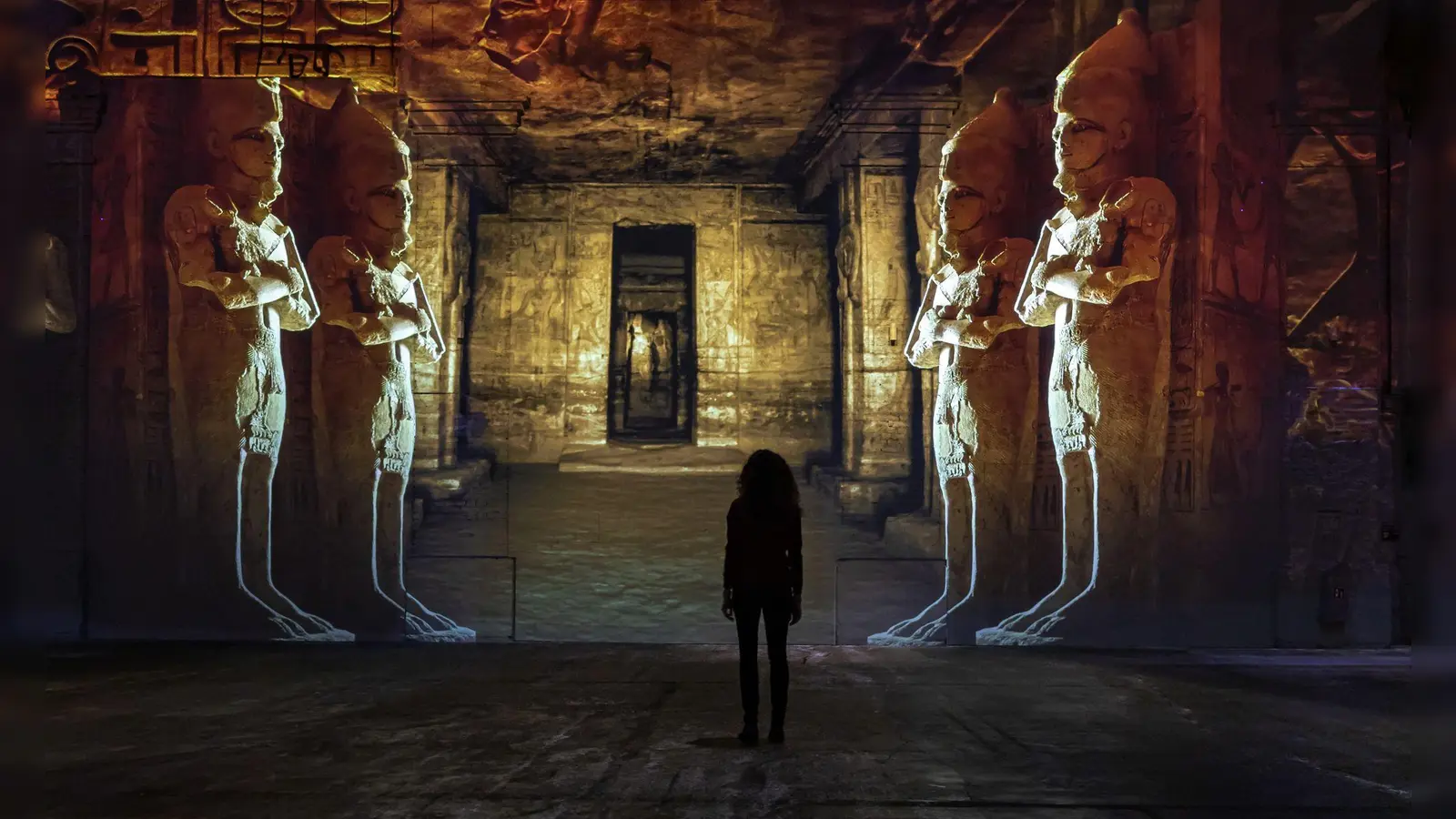 Mit Lichtprojektionen und Musik: Ab dem 24. Januar ist die Ausstellung „Im Reich der Pharaonen – eine immersive Reise ins Alte Ägypten“ im Dortmunder Kunstzentrum Phoenix des Lumières zu sehen. (Foto: Eric Spiller/Culturespaces/dpa-tmn)