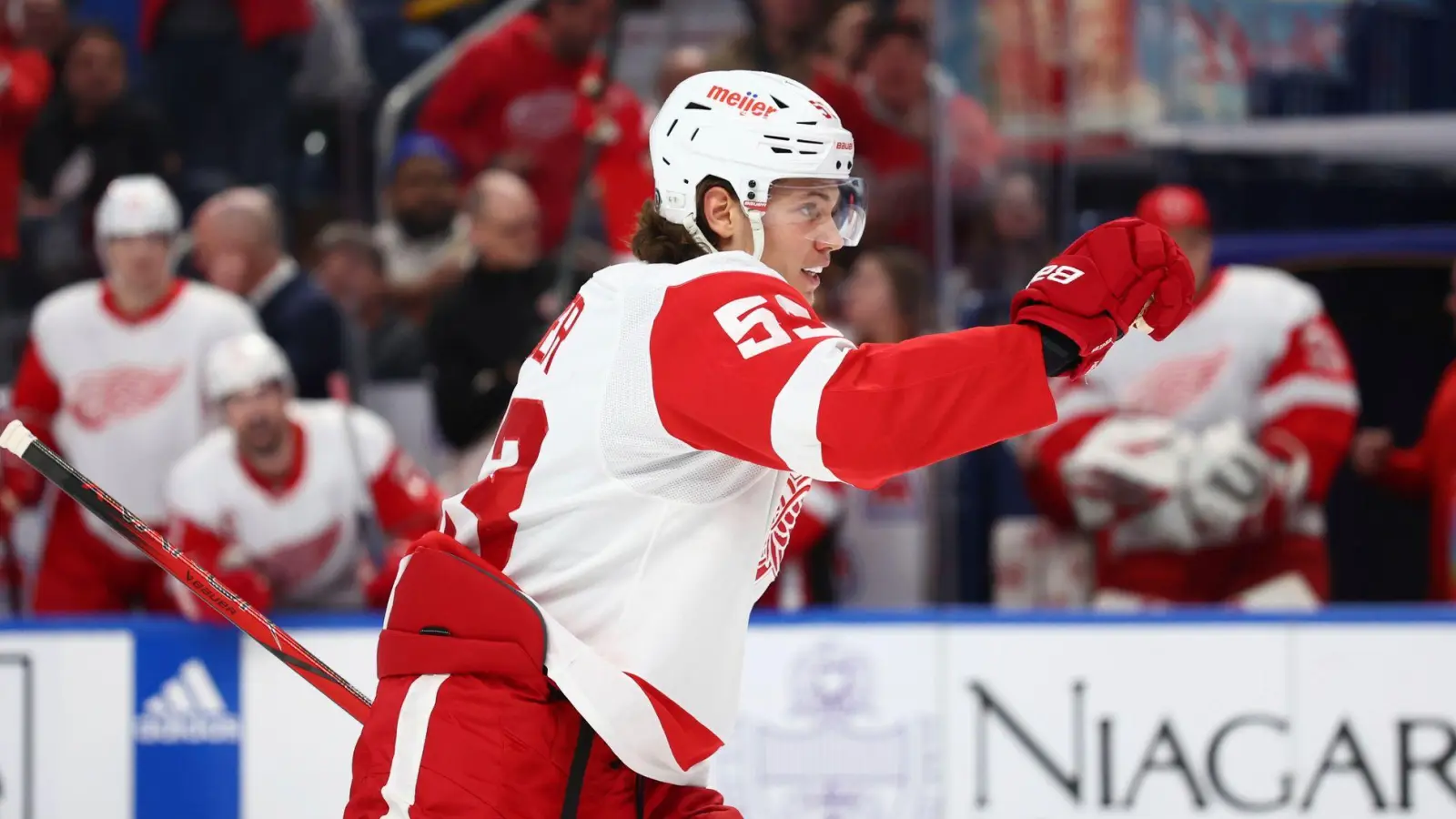 Eishockey-Star Moritz Seider unterschreibt einen Siebenjahresvertrag bei den Detroit Red Wings. (Foto: Jeffrey T. Barnes/AP/dpa)