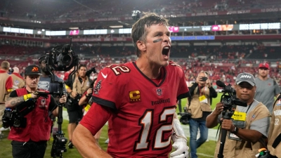 Tom Brady, Quarterback der Tampa Bay Buccaneers, jubelt über den Sieg seines Teams. (Foto: Chris O'meara/AP/dpa)