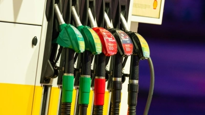 Im Vergleich zum Ölpreis sieht der ADAC den Benzinpreis derzeit auf einem angemessenen Niveau. Diesel sei allerdings zu teuer, hieß es. (Foto: Jonas Walzberg/dpa)