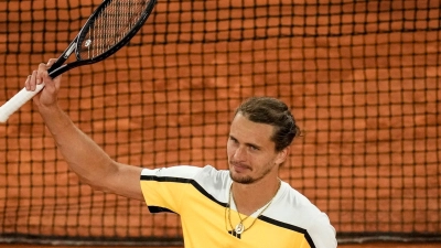 Alexander Zverev jubelt über seinen Sieg in Paris. (Foto: Christophe Ena/AP/dpa)