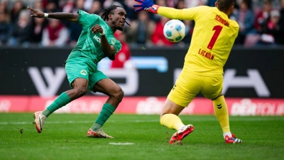 Futkeu schließt den Konter nicht gut ab. (Foto: Marius Becker/dpa)