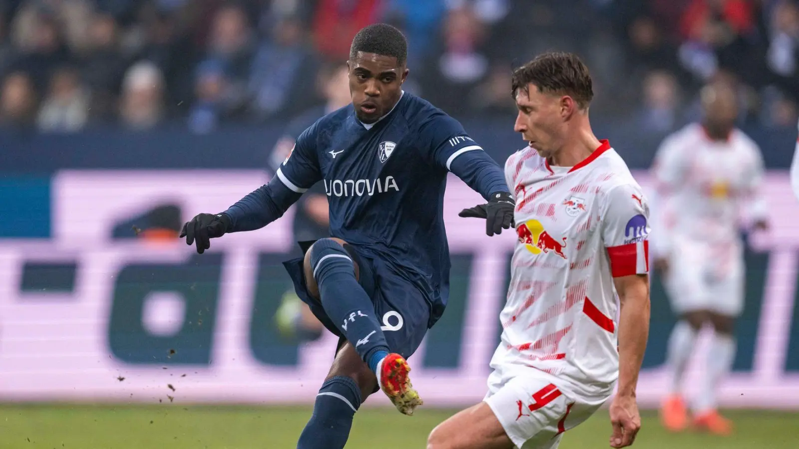 Die Zuschauer in Bochum sahen ein packendes Bundesligaspiel - mit Hauptdarsteller Myron Boadu (l). (Foto: David Inderlied/dpa)