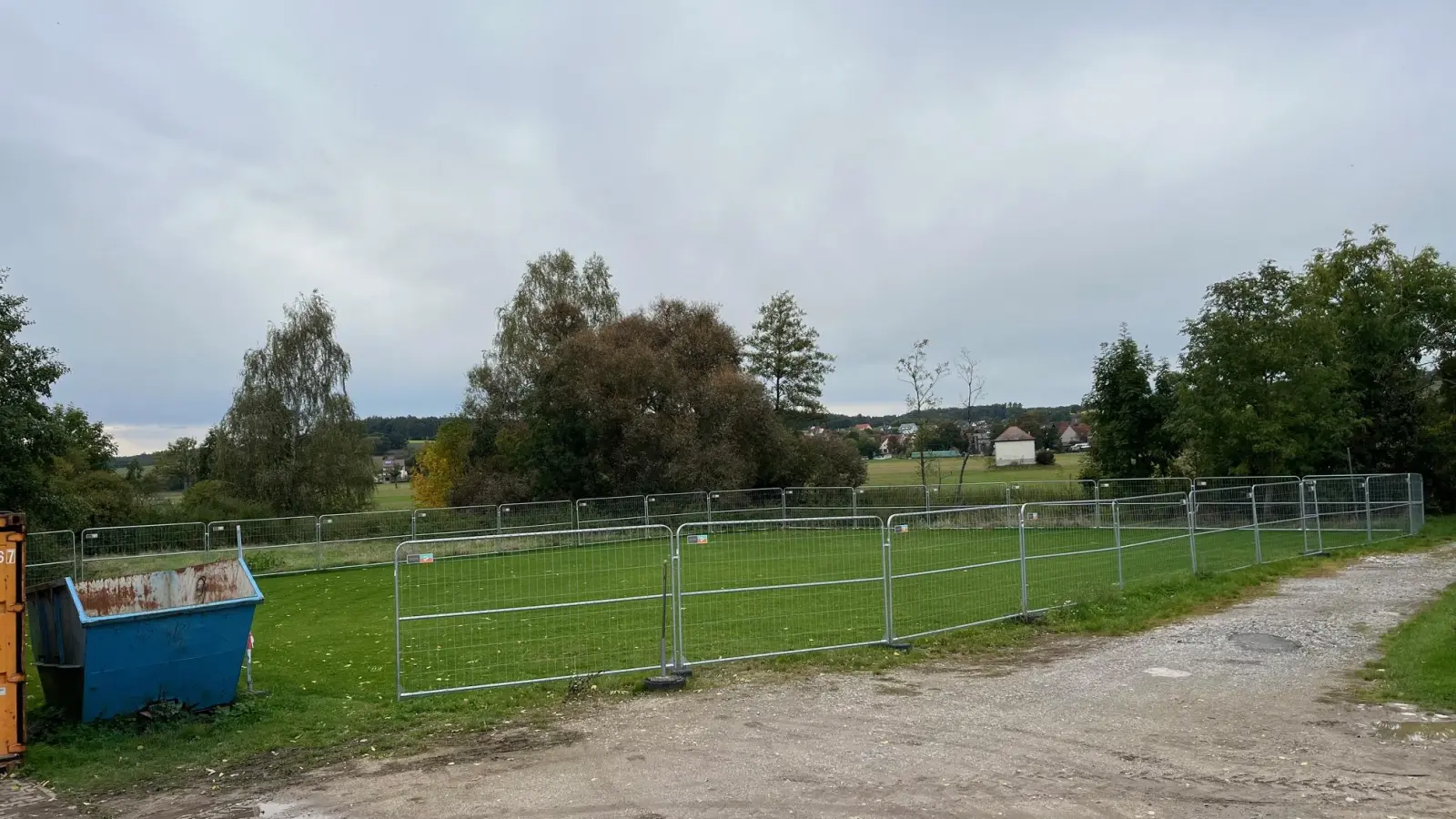 Bauzaun und Rasenbegradigung: Für die Arbeiten am Ausweichplatz für den TSV Dachsbach flatterte nun eine Rechnung über mehrere Tausend Euro in den Vereinsbriefkasten. (Foto: Karl-Heinz Panzer)