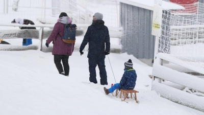 Wintersport im Harz: Noch einmal Schlitten fahren, bevor es wieder milder wird. (Foto: Matthias Bein/dpa)