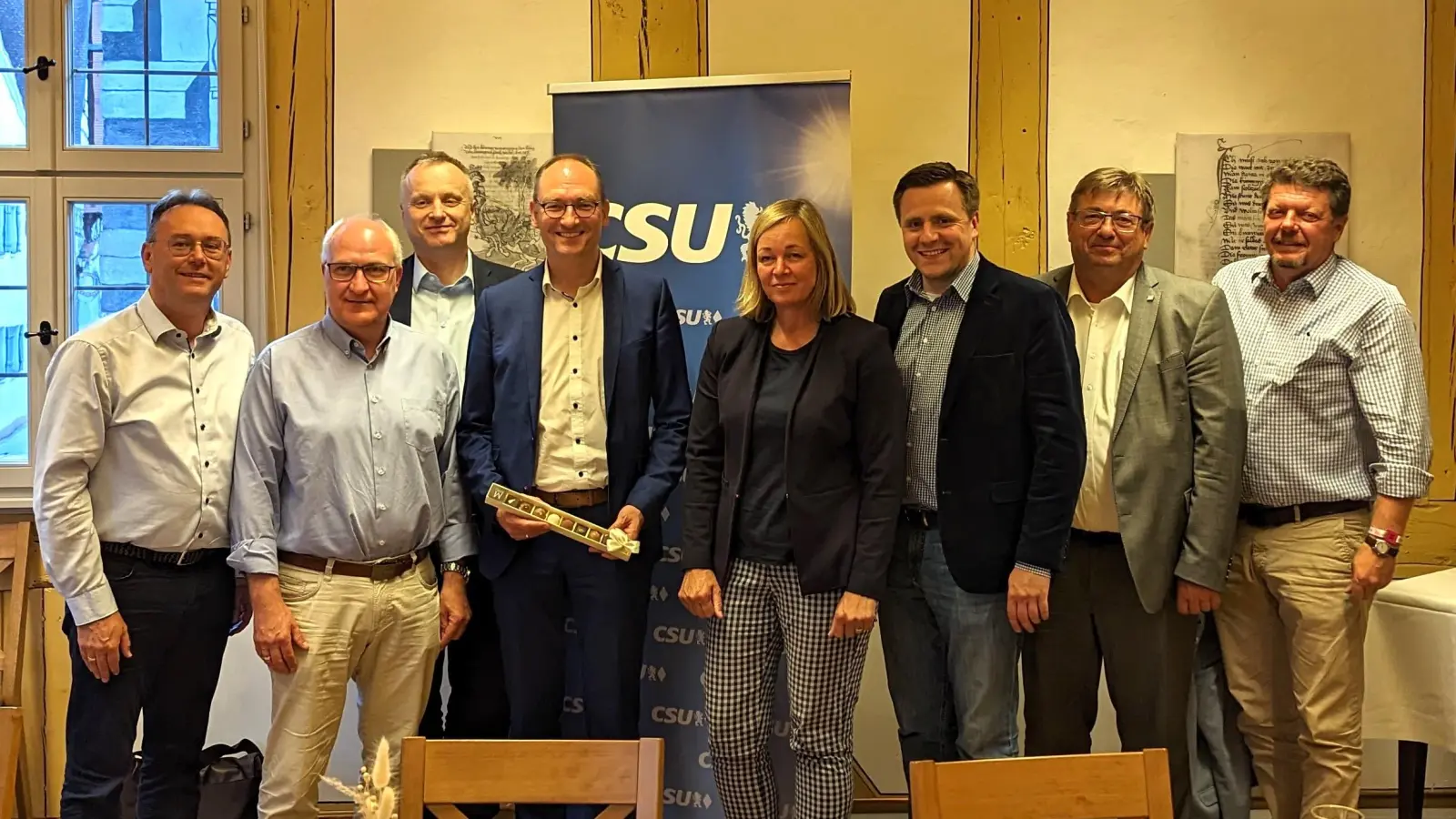 Herbert Lindörfer (Bezirksrat), Helmut Schnotz (Bürgermeister Markt Bechhofen), Jan Helmer (Vorsitzender der Bundeswahlkreiskonferenz), Bernhard Seidenath (Landtagsabgeordneter), Dr. Dr. Kristina Becker (Kreisvorsitzende Weißenburg-Gunzenhausen), Andreas Schalk (Landtagsabgeordneter), Hans Popp (Bezirksrat) und MdL Alfons Brandl (von links) diskutierten über die geplanten Krankenhaus-Strukturreform. (Foto: Carola Ruh)