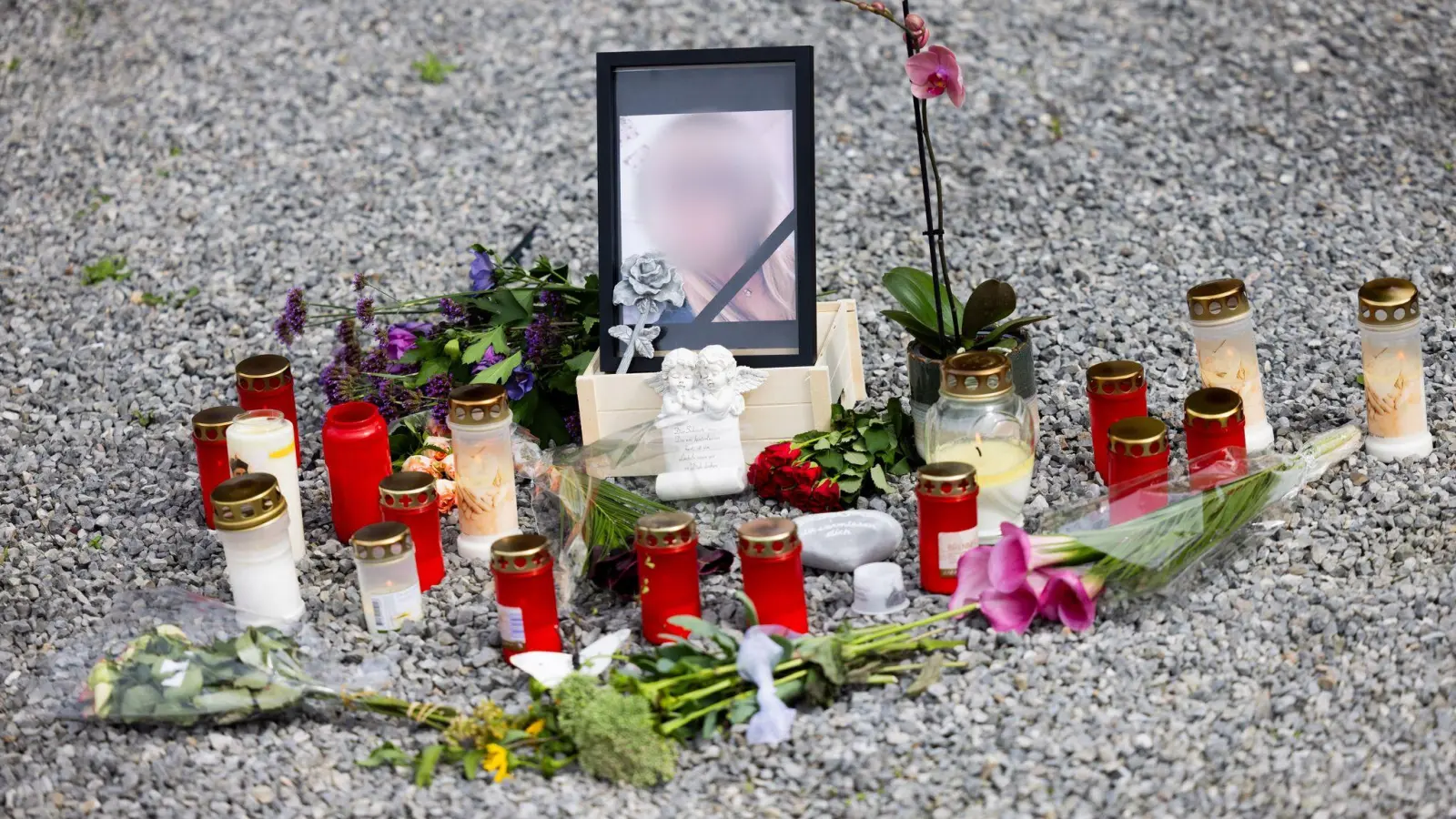 Gedenken an Dorota G. vor dem Haus in Süsterseel, in dem sie mit ihrem Ehemann gelebt hat. (Foto: Rolf Vennenbernd/dpa)