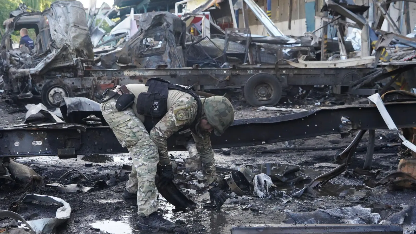 Russischer Angriff auf Charkiw: Ukrainischer Polizist sammelt Beweise. (Foto: Andrii Marienko/AP/dpa)