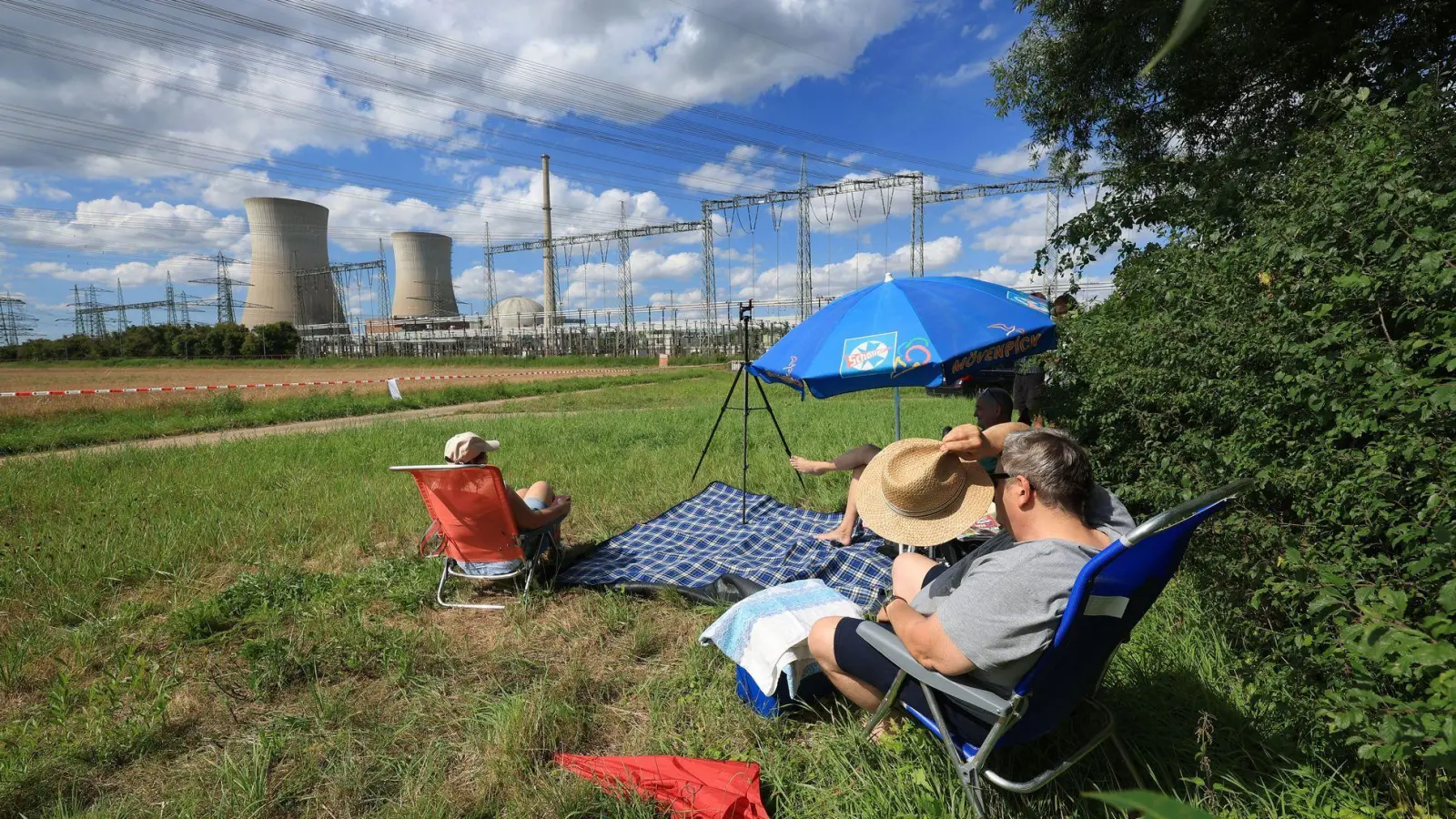 Die Kühltürme des stillgelegten Kernkraftwerks sollen gesprengt werden. (Foto: Karl-Josef Hildenbrand/dpa)