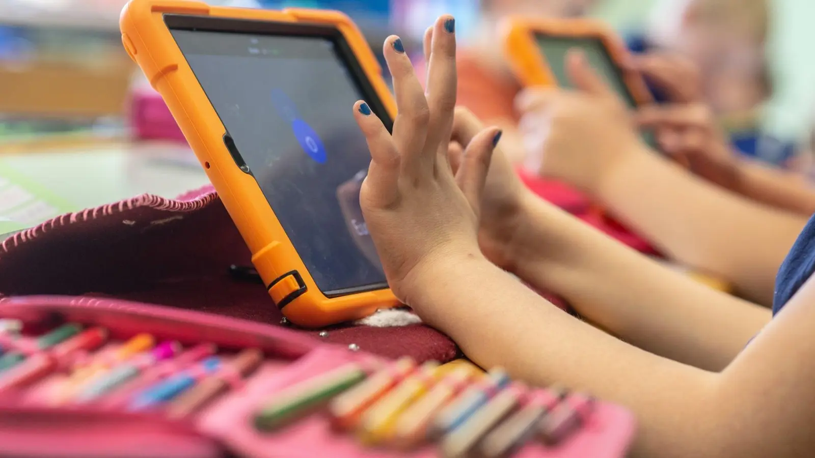 Grundschüler arbeiten in der Grundschule Offenstetten mit Tablets. (Foto: Armin Weigel/dpa/Archivbild)