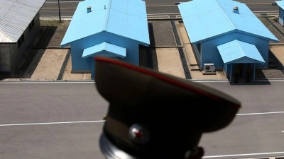 Ein nordkoreanischer Soldat vor einem Gebäudekomplex auf der südkoreanischen Seite der Grenze in der demilitarisierten Zone (DMZ). (Foto: Dita Alangkara/AP/dpa)