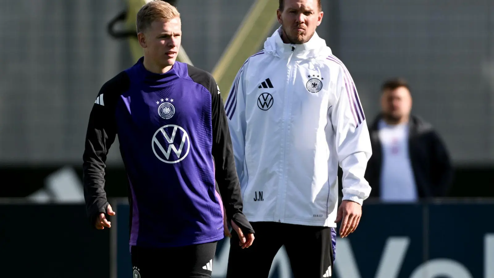 Bundestrainer Julian Nagelsmann (r) schaut bei Sturm-Kandiat Jonathan Burkardt genau hin. (Foto: Armin Weigel/dpa)