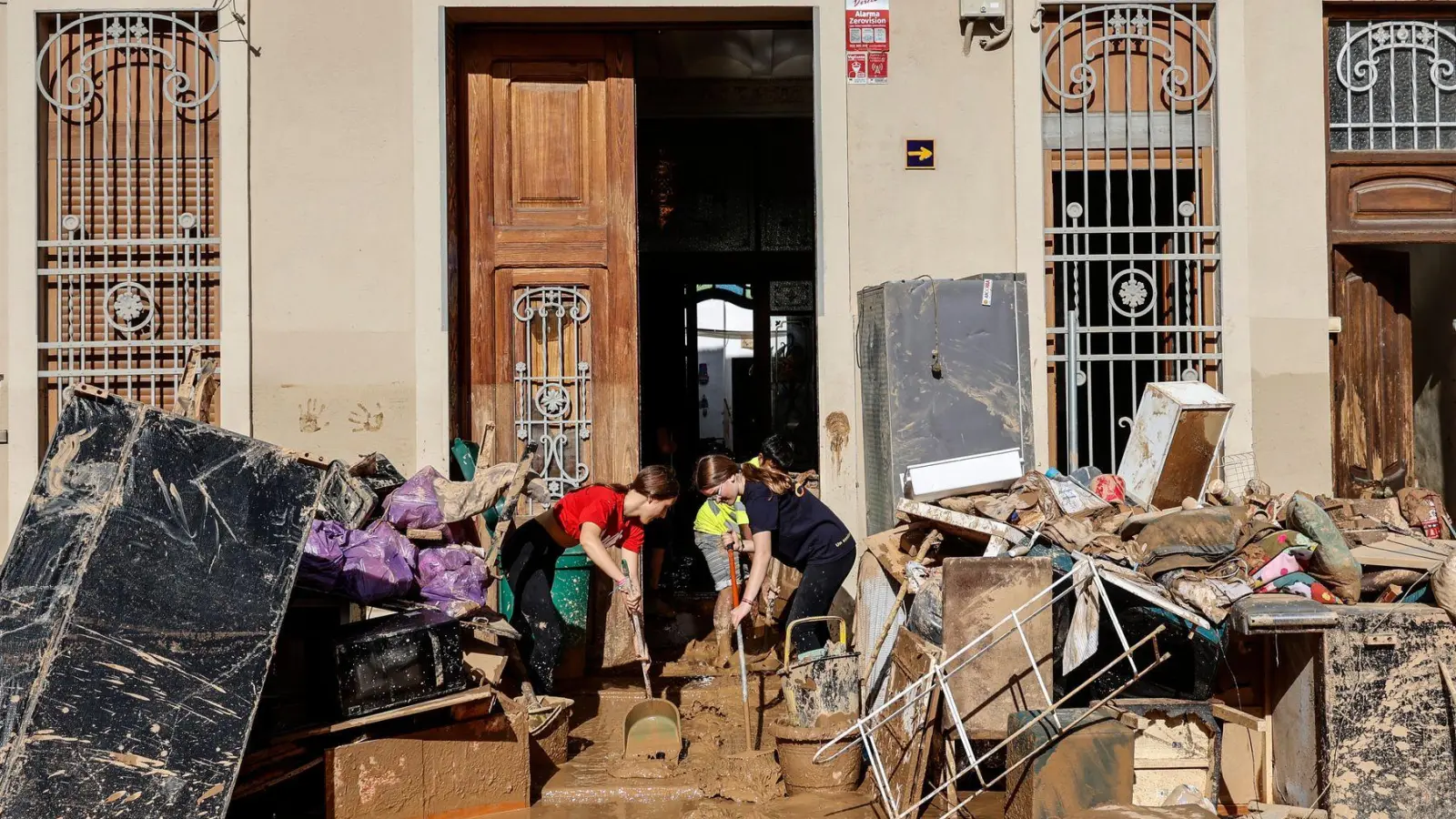 Die Zahl der Todesopfer steigt und steigt. (Foto: Rober Solsona/EUROPA PRESS/dpa)