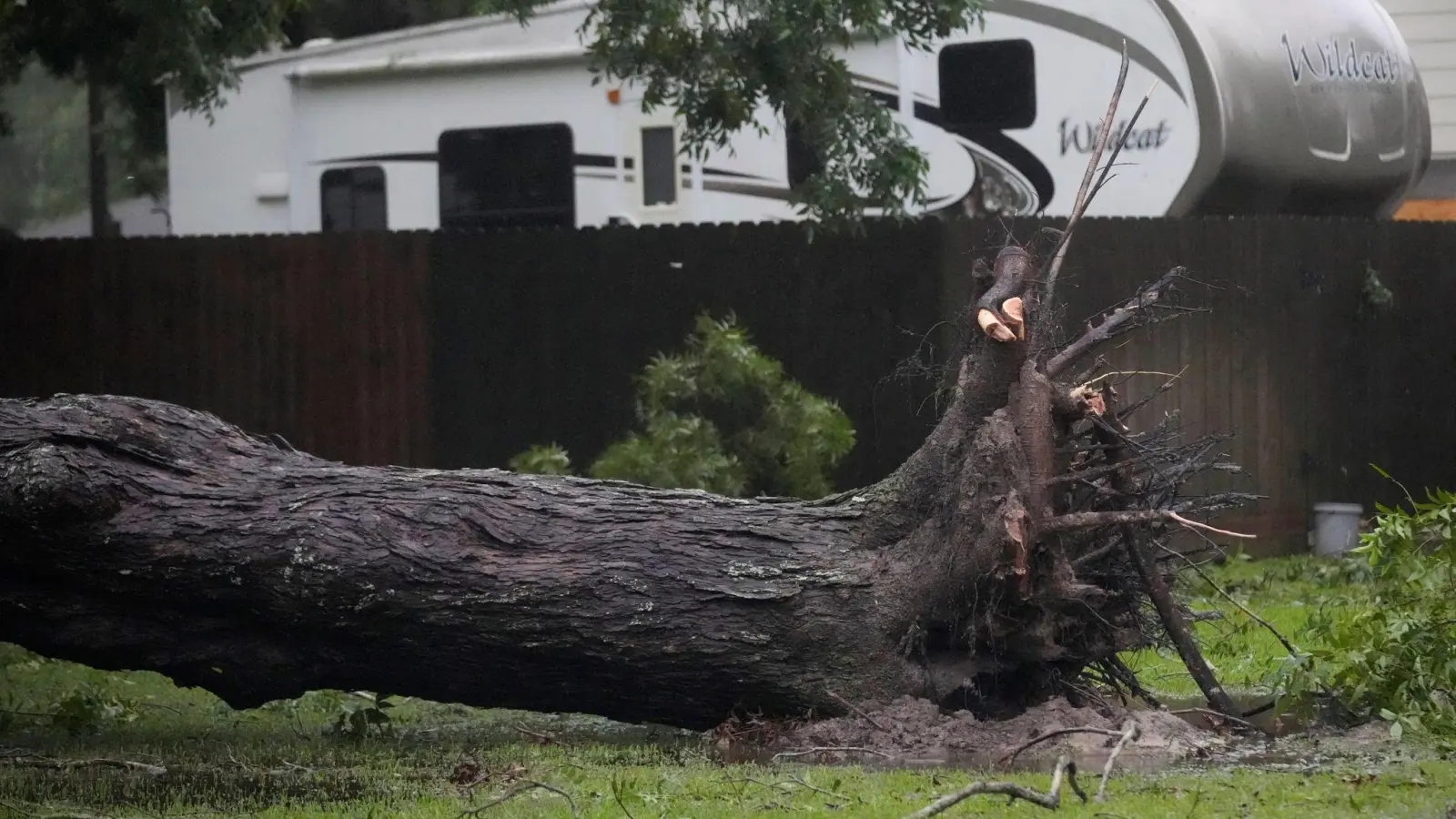 „Beryl“ zieht mit Windgeschwindigkeiten von bis zu 110 Kilometer pro Stunde durch Texas. (Foto: Eric Gay/AP/dpa)