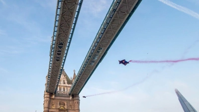 Achtung, fliegende Menschen: Marco Waltenspiel und Marco Fürst aus Österreich fliegen im Wing-Suit durch die Tower Bridge. Die berühmte Londoner Sehenswürdigkeit ist erstmals von Menschen durchflogen worden. (Foto: WWW.REDBULLMEDIAHOUSE.COM/DOMINIK ANGERER / RED BULL CONTENT POOL/APA/dpa)