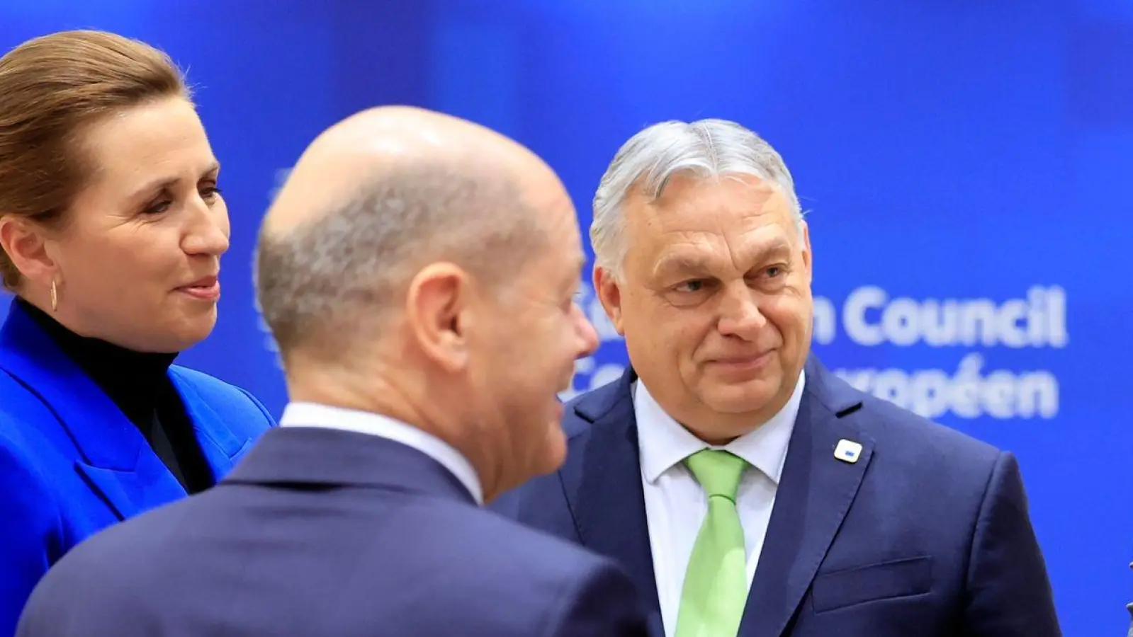 Dänermarks Ministerpräsidentin Mette Frederiksen (l-r), Bundeskanzler Olaf Scholz, Ungarns Regierungschef Viktor Orban sowie Frankreichs Staatspräsident Emmanuel Macron in Brüssel. (Foto: Geert Vanden Wijngaert/AP/dpa)