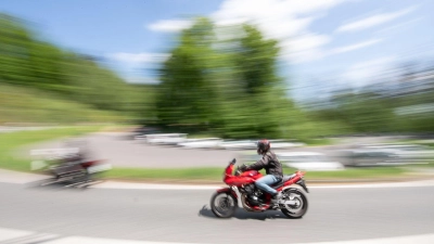 Ein Motorradfahrer verletzte sich bei Emskirchen schwer. (Symbolbild: Sebastian Gollnow/dpa/dpa-tmn)