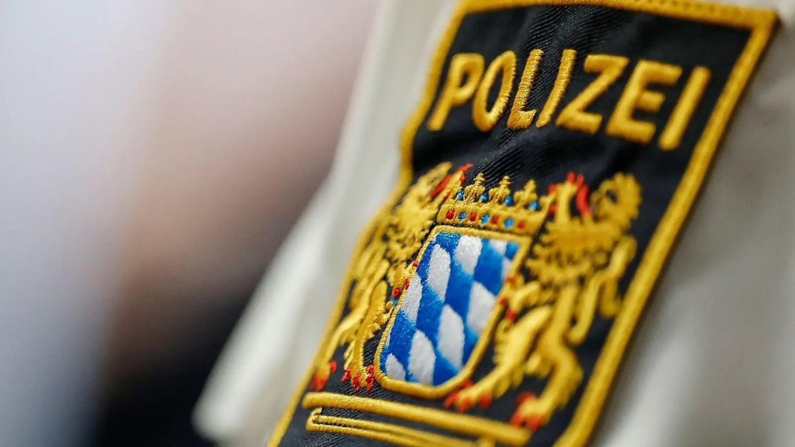 Emblem der Polizei in Bayern. (Foto: Daniel Löb/dpa/Archivbild)