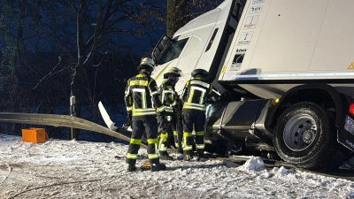 Ein Lkw hängt nach einem Unfall an der B300 bei Aiglsbach seitlich in der Böschung. In Bayern gingen witterungsbedingte Unfälle am Wochenende weitgehend glimpflich aus. (Foto: Schmelzer/vifogra/dpa)