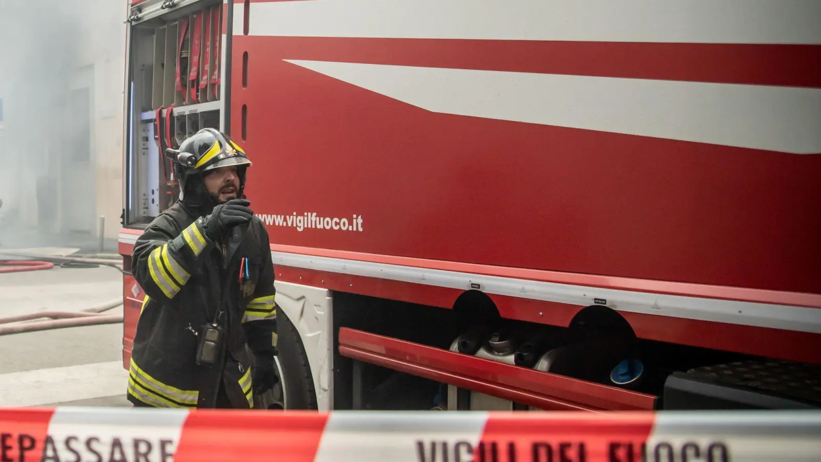 Die Feuerwehr war mit einem Großaufgebot im Einsatz. (Archivfoto als Illustration) (Foto: Claudio Furlan/LaPresse via ZUMA Press/dpa)