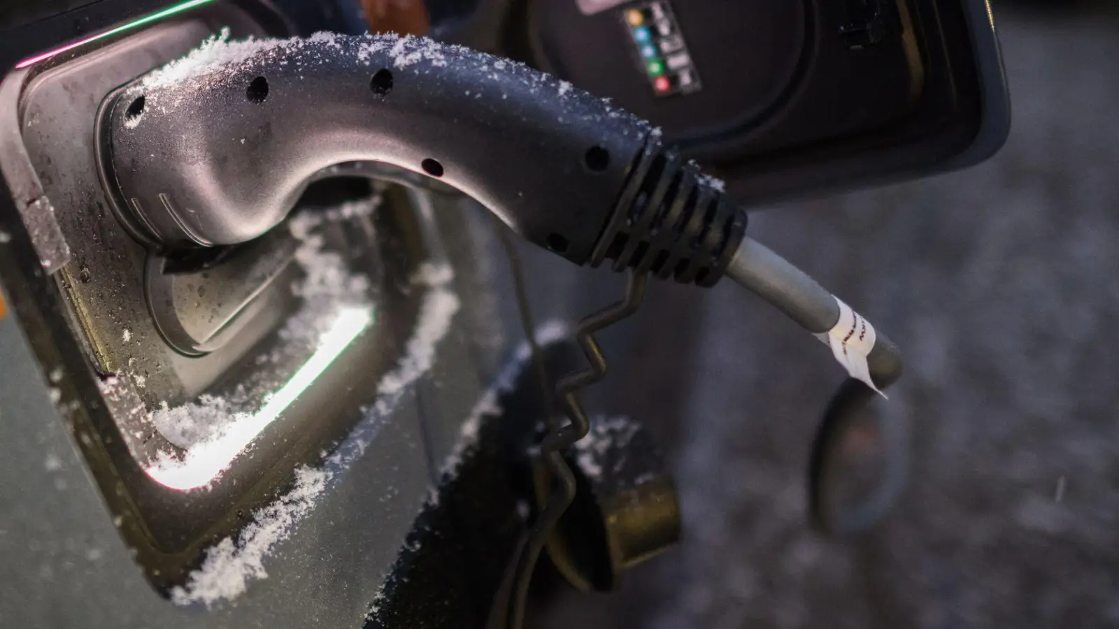 Um mehr als ein Fünftel ist der Absatz bei Elektroautos im November zurückgegangen. (Archivbild) (Foto: Julian Stratenschulte/dpa/dpa-tmn)