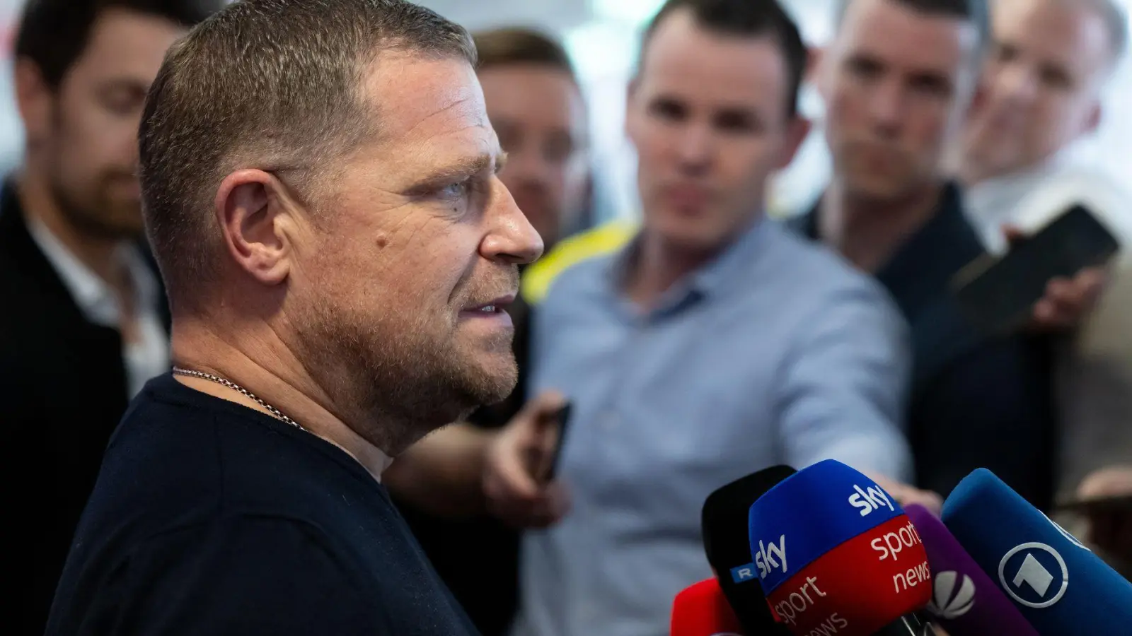 Bayerns Sportvorstand Max Eberl (l) kann im Gespräch mit Reportern auch mal verbal austeilen. (Foto: Sven Hoppe/dpa)