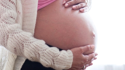 Das Risiko für bestimmte Fehlbildungen lässt sich mit einer gezielten Versorgung mit essenziellen Mikronährstoffen wie Folsäure, Jod, Eisen und Vitamin D deutlich senken. (Foto: Christin Klose/dpa-tmn)