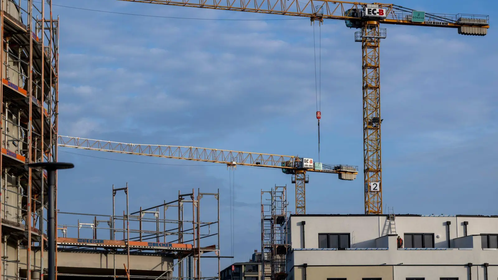 Die Baugenehmigungen sind im Mai erneut deutlich gefallen - schlechte Vorzeichen für den Wohnungsbau (Archivbild) (Foto: Monika Skolimowska/dpa)