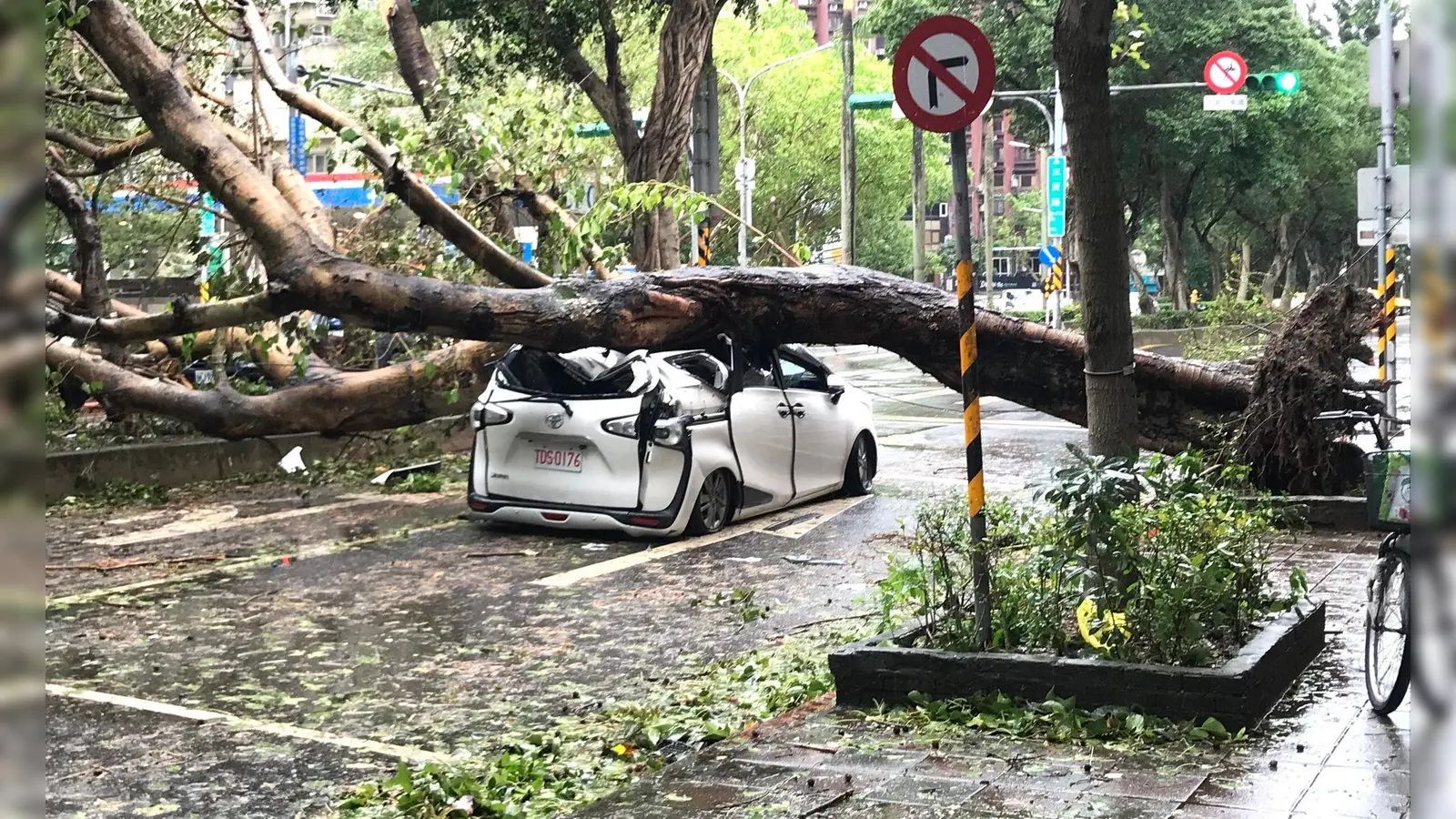 In Taiwan hat der Taifun „Kong-rey“ für Verwüstung gesorgt. (Foto: Yu-Tzu Chiu/dpa)