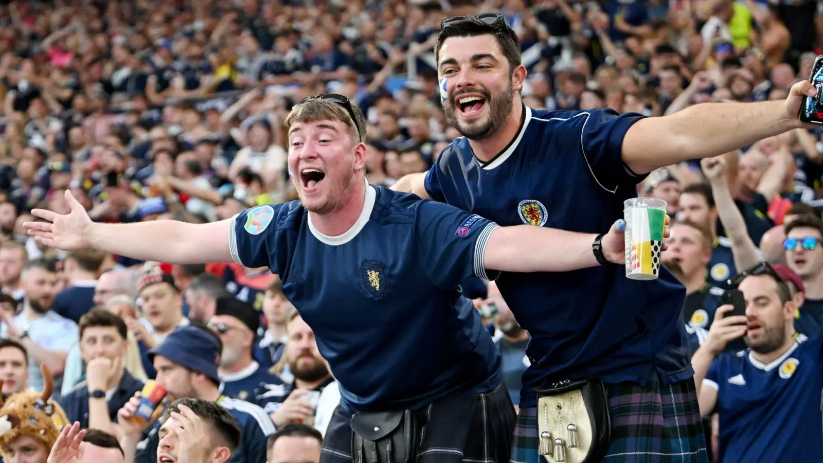 Fußball-Fans wie diese aus Schottland sorgten für einen Übernachtungsrekord in Deutschland. (Archivbild) (Foto: Marijan Murat/dpa)