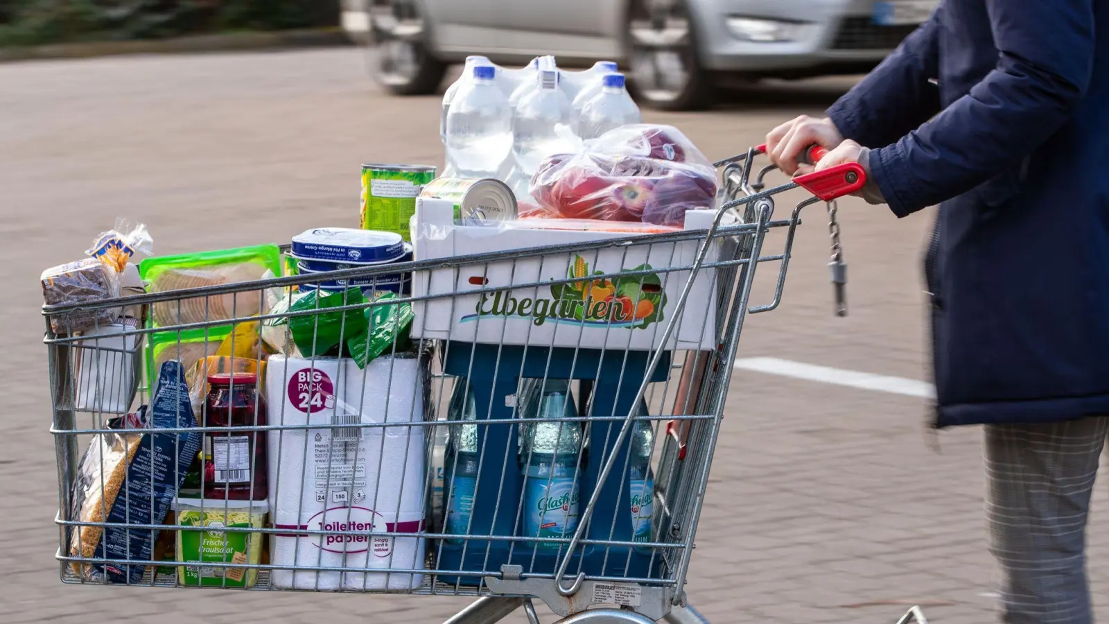 Viele Menschen machen sich Sorgen über einen Preisanstieg von Nahrungsmitteln und Getränken. (Foto: Jens Büttner/dpa-Zentralbild/dpa)