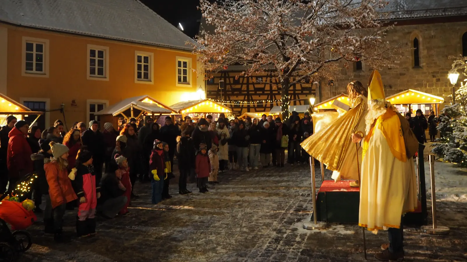 Stimmungsvoll und eingerahmt von zwei Kirchen: Der Weihnachtsmarkt in Feuchtwangen. (Archivbild: Erich Herrmann)