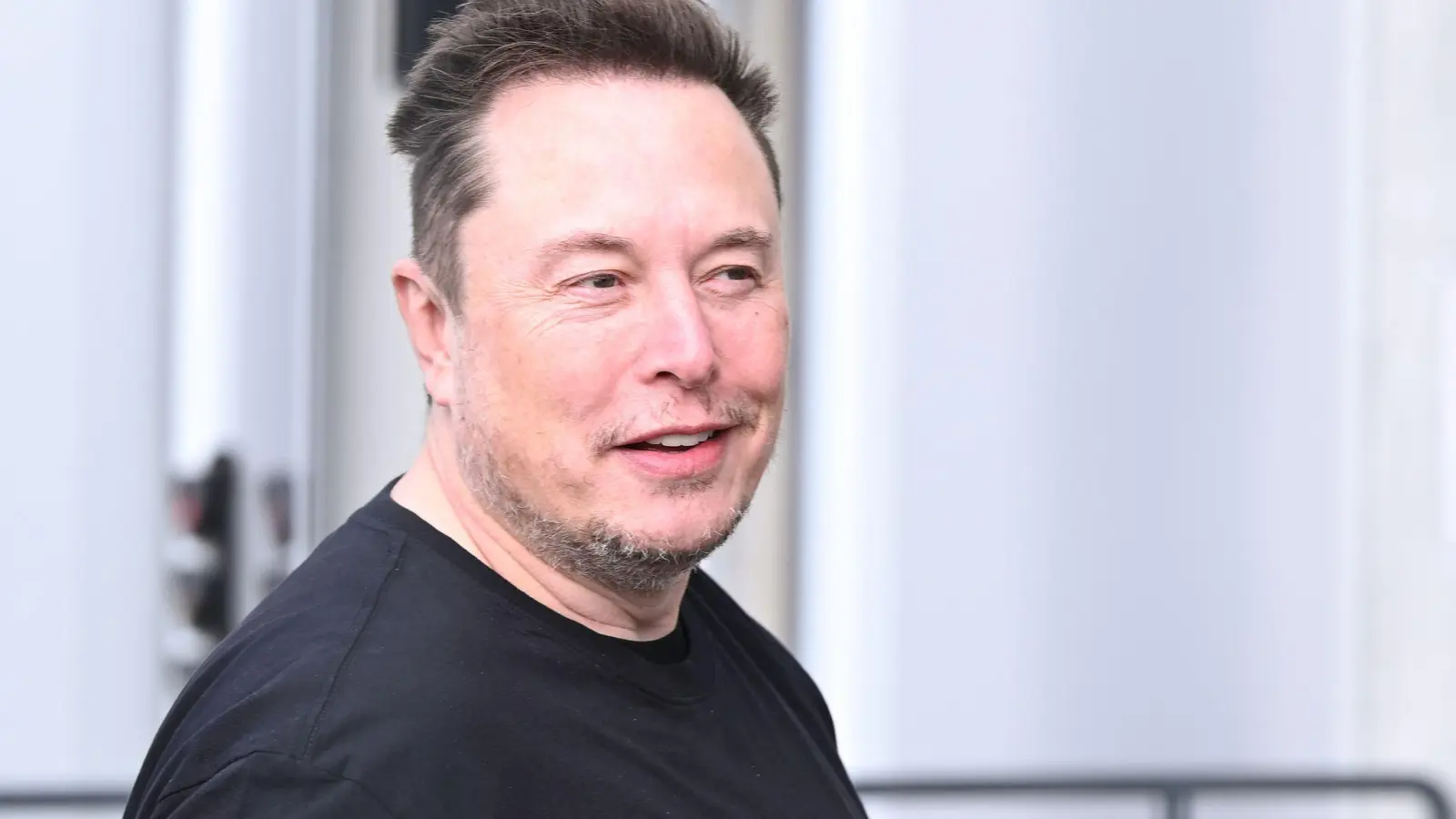 Elon Musk will sich des hohen Krankenstands im Tesla-Werk in Grünheide annehmen. (Foto: Sebastian Gollnow/dpa)