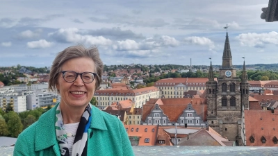 Regionalbischöfin Gisela Bornowski – hier auf dem Turm der Ansbacher St. Johanniskirche mit Blick auf St. Gumbertus im Hintergrund – wirbt für die Kirchenvorstandswahl am 20. Oktober in den evangelischen Gemeinden ihres Kirchenkreises. (Foto: Gerhard Gronauer)