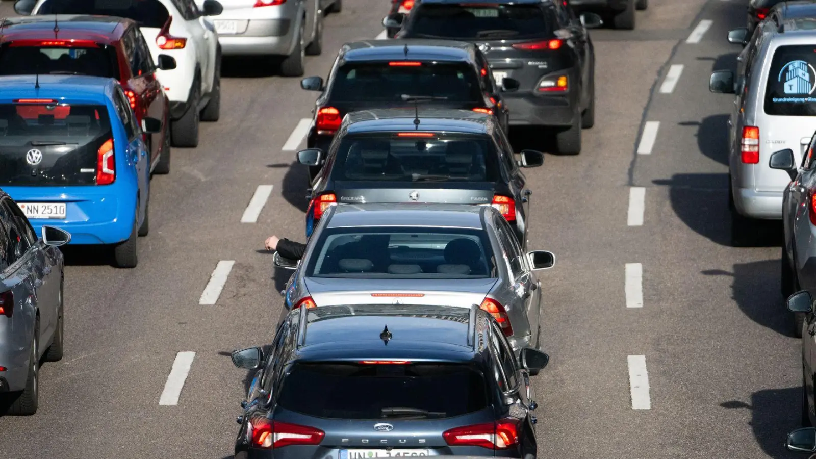 Die Fahrzeugdichte auf Deutschlands Straßen ist wieder gestiegen. (Foto: Marijan Murat/dpa)