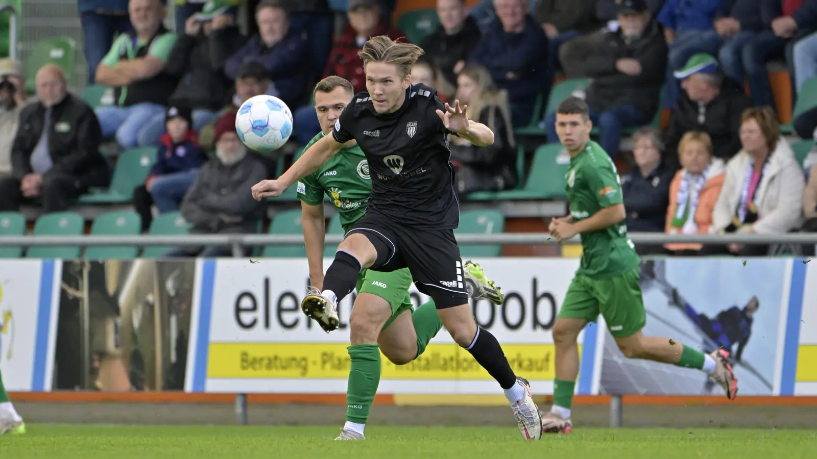 Sebastian Müller (vorne) traf zum 1:0 für den FC Schweinfurt gegen die SpVgg Ansbach (von links Jonas Sauerstein und Björn Angermeier). (Foto: Martin Rügner)