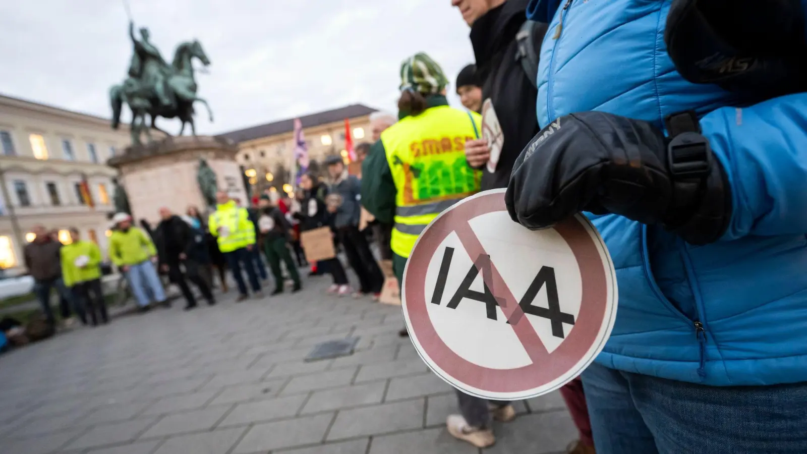 In München gibt es am Tag vor einer wichtigen Stadtratsentscheidung Widerstand gegen künftige IAAs. (Foto: Lukas Barth/dpa)