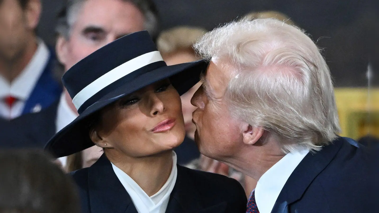 Kurz vor der Amtseinführung Trumps: Der Hut von Melania Trump erschwert ihrem Ehemann Donald einen Kuss auf die Wange. (Foto: Saul Loeb/POOL AFP/AP/dpa)