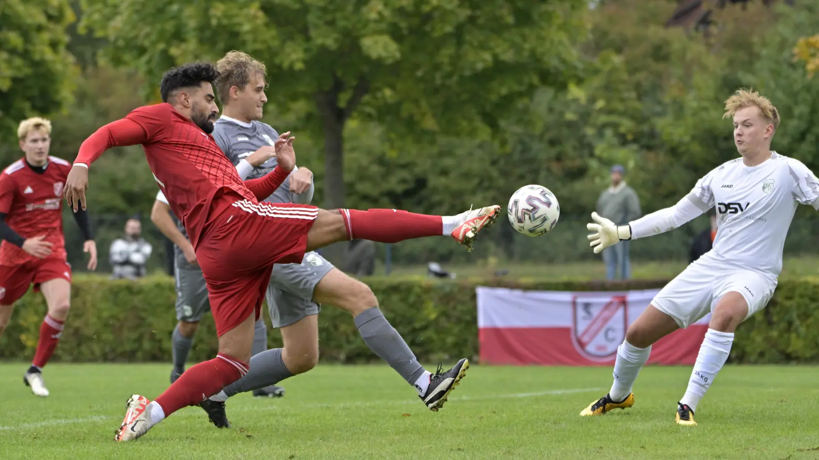 Gästetorhüter Sven Gerstner brachte die Neuendettelsauer (links vorne Felipe Adler) zur Verzweiflung. (Foto: Martin Rügner)