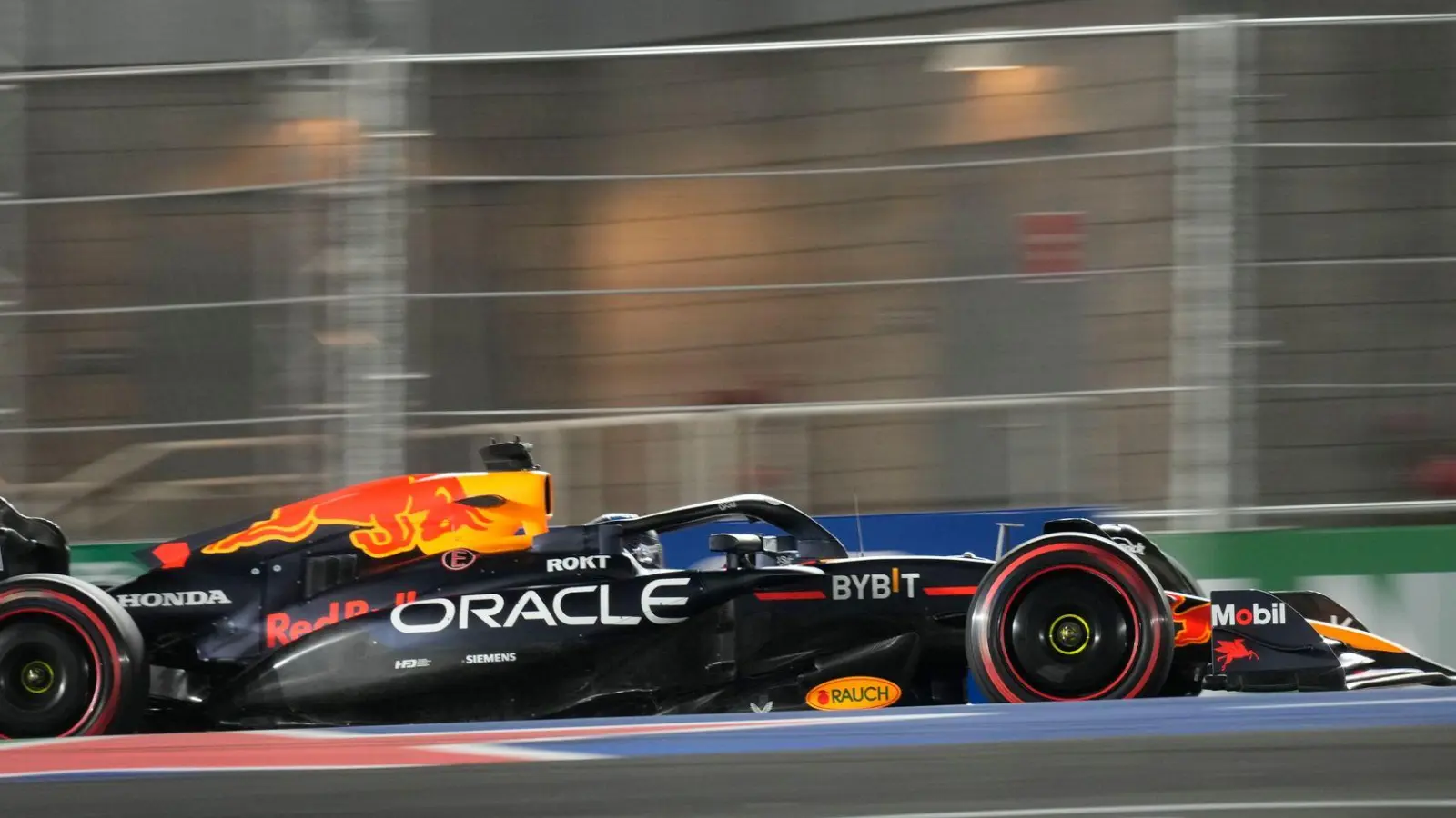 Max Verstappen war in der Qualifikation schneller als sein Verfolger - am Start stehen sie nebeneinander.  (Foto: Matt York/AP)