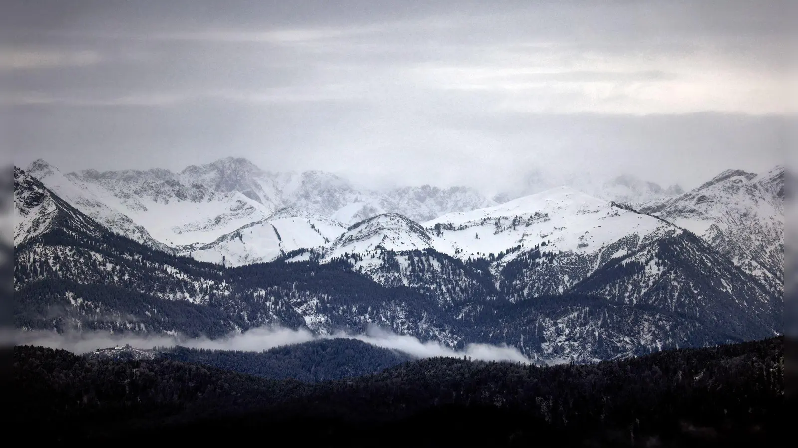 In den Alpen soll es am Wochenende fünf bis zehn Zentimeter Schnee geben. (Symbolbild) (Foto: Karl-Josef Hildenbrand/dpa)