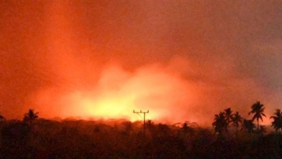 Der Vulkan sei mitten in der Nacht ausgebrochen, berichteten lokale Medien. (Foto: Uncredited/PVMBG/AP/dpa)