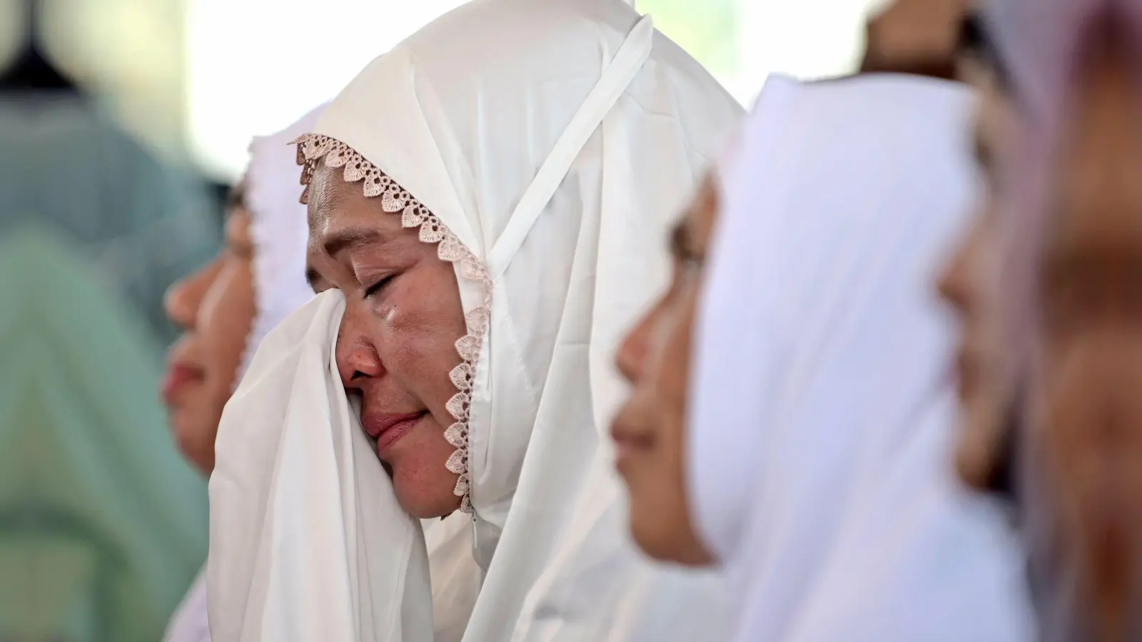 In Banda Aceh trauerten zahlreiche Menschen um die Toten der Katastrophe vor 20 Jahren. (Foto: Reza Saifullah/AP/dpa)