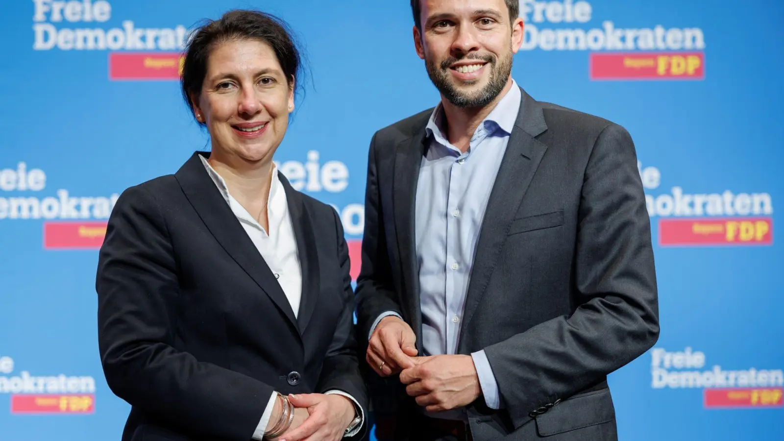 Djir-Sarais Rücktritt ist aus Sicht der FDP-Landechefs in Bayern, Katja Hessel und Martin Hagen, ein wichtiger Schritt. (Archivbild)  (Foto: Daniel Karmann/dpa)