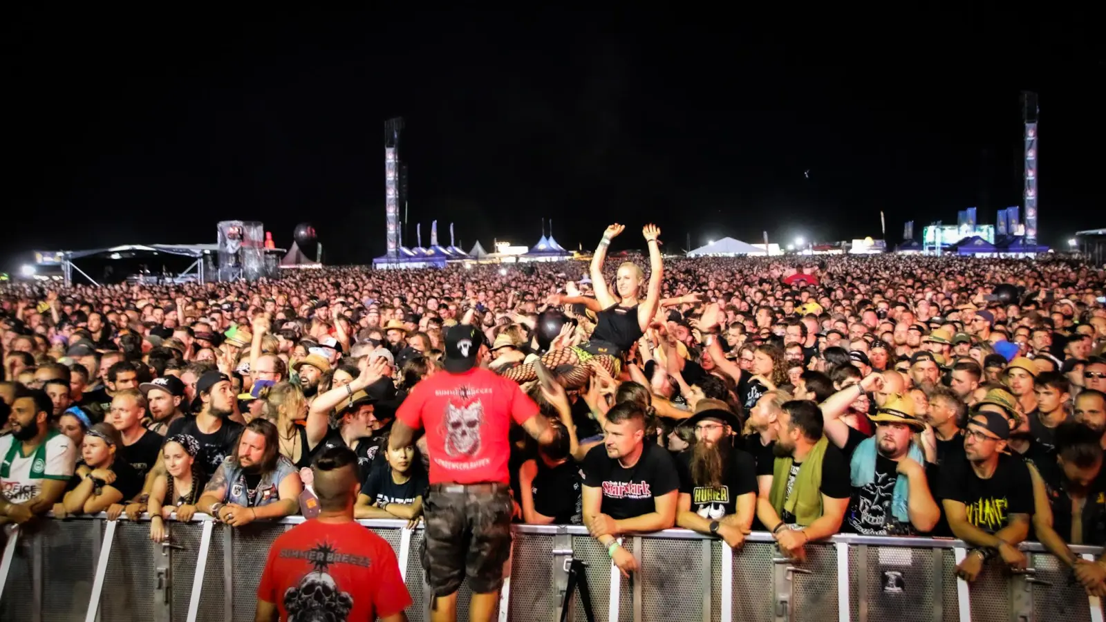 Bis tief in die Nacht feierten insgesamt 45.000 Menschen beim Summer Breeze Open Air. Die Polizei bilanziert vergleichsweise wenig Einsätze. (Foto: Martina Haas)