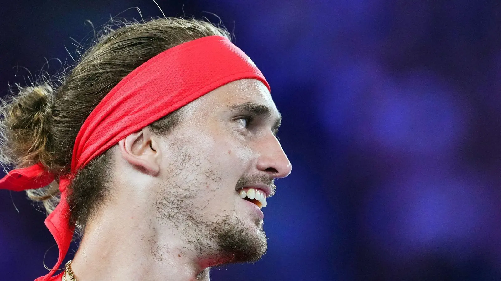 Alexander Zverev geht mit guter Laune in die Australian Open. (Foto: Vincent Thian/AP/dpa)