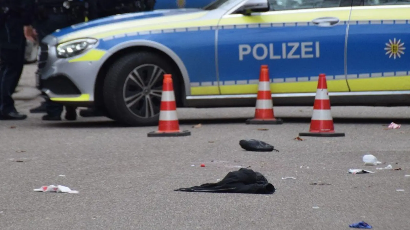 Einsatzkräfte der Polizei sichern den Tatort. (Foto: Rene Priebe/dpa)