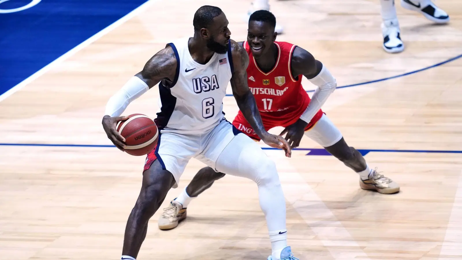 Basketball-Stars unter sich: James gegen Schröder. (Foto: Adam Davy/PA Wire/dpa)