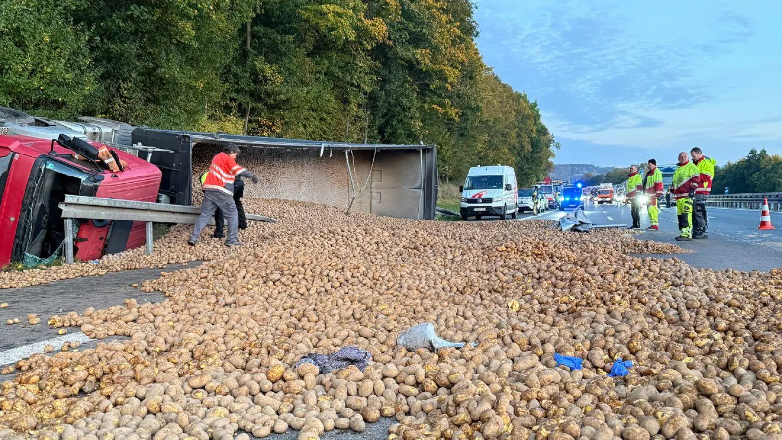 Unzählige Kartoffeln liegen nach einem Unfall auf der A9. (Foto: Goppelt/vifogra/dpa)